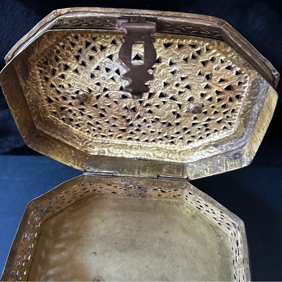 Antique Brass Mughal Jali Cricket Box - Picture 12 of 14
